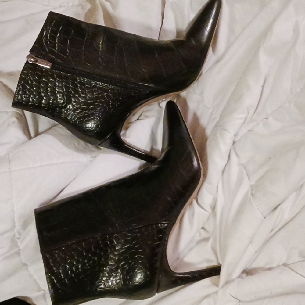 Size 8 m Vince Caputo boots zipper side leather uppers